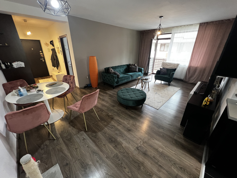 Apartament de 3 camere,74 mp, etaj intermediar, boxa, parcare, zona Sub Cetate