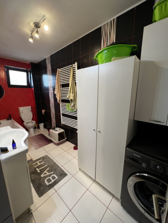 Apartament de 3 camere,74 mp, etaj intermediar, boxa, parcare, zona Sub Cetate