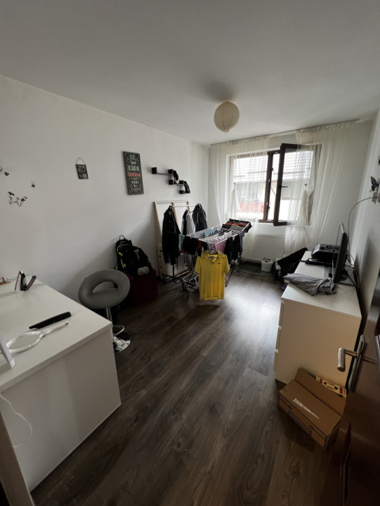 Apartament de 3 camere,74 mp, etaj intermediar, boxa, parcare, zona Sub Cetate