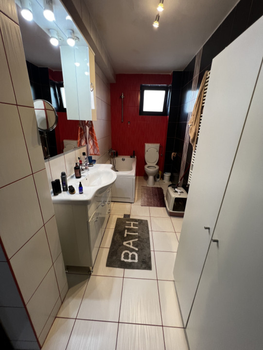 Apartament de 3 camere,74 mp, etaj intermediar, boxa, parcare, zona Sub Cetate