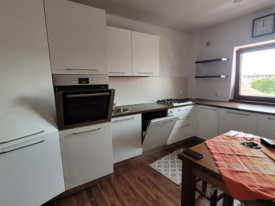 Apartament de 2 camere, mobilat utilat, cu balcon, zona Intre Lacuri