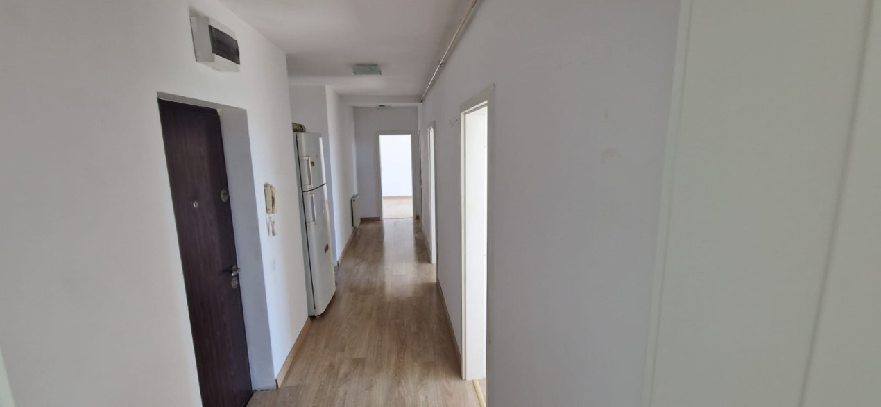 Apartament de 3 camere, decomandat, parcare, Florilor 