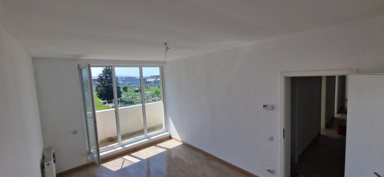 Apartament de 3 camere, decomandat, parcare, Florilor 