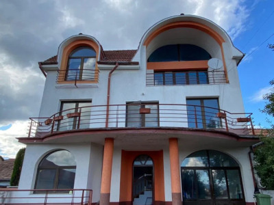 Casa de vanzare in zona Dambu Rotund