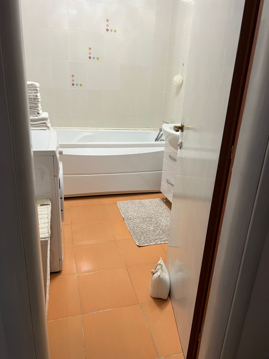 Apartament 3 camere,1 baie,1 balcon,parcare,zona Muzeul Apei