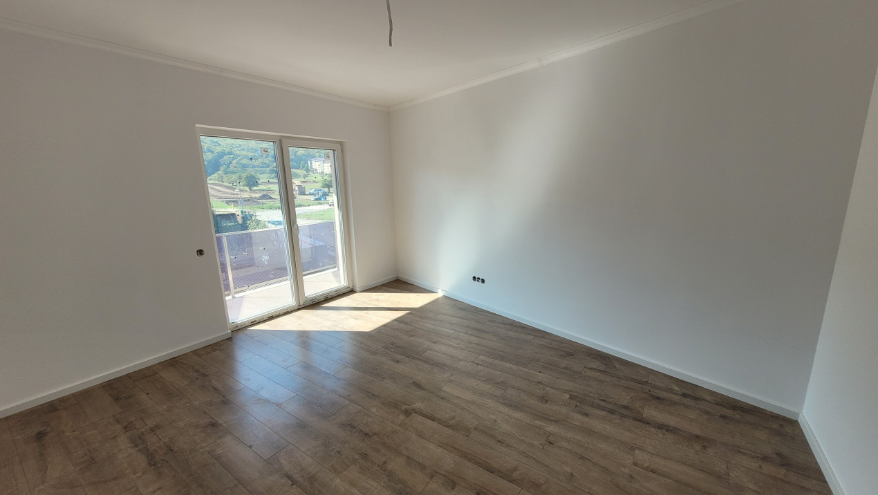 Apartament de 3 camere, 74mp, finisat, zona Tautiului