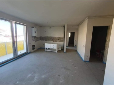 Apartamnet cu 3 camere,2 bai si balcon