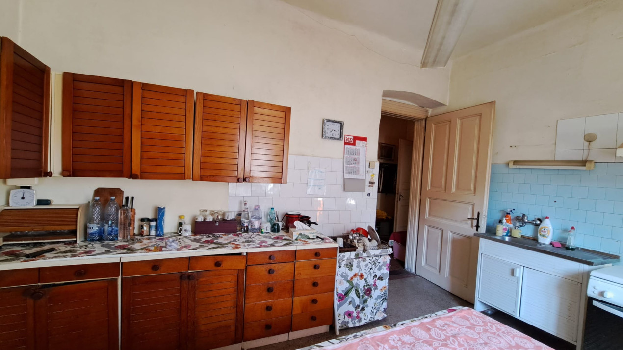 Apartament cu 3 camere,zona centrala