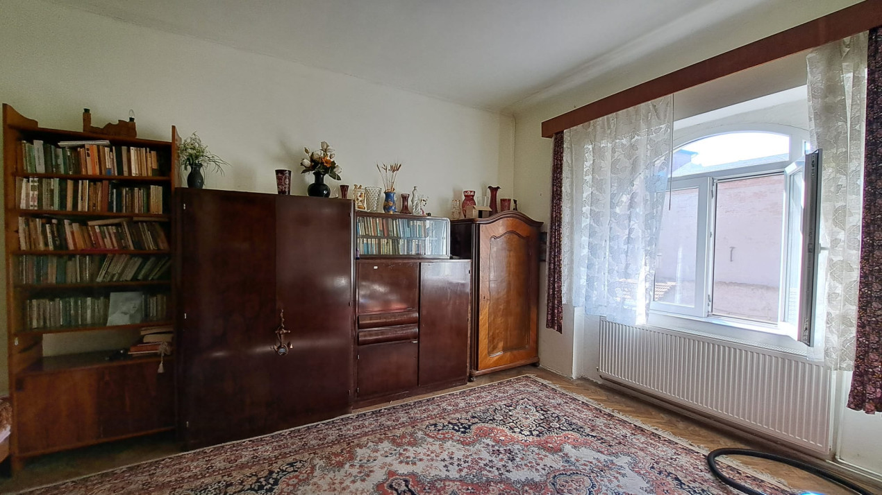 Apartament cu 3 camere,zona centrala