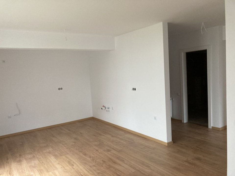 Apartament 3 camere, finisat, 61 mp, curte 35 mp, zona Cetatii