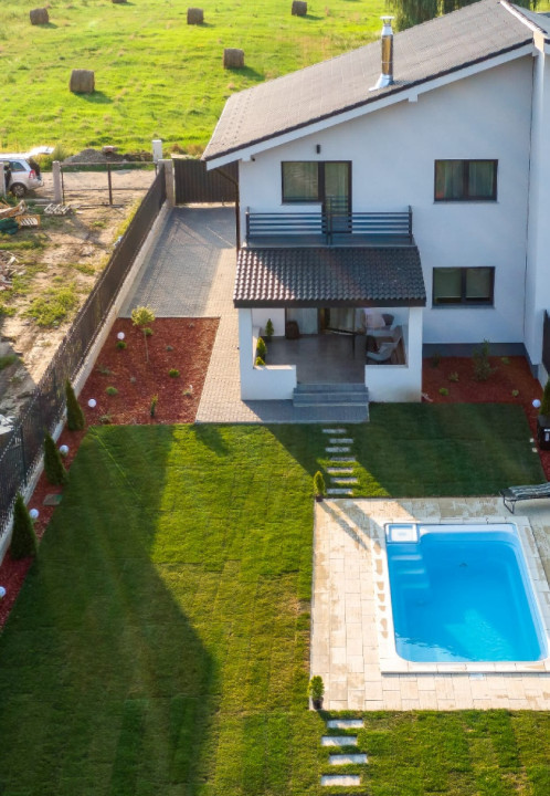 Casa cuplata de 4 camere, ultra moderna, curte cu piscina, zona Jucu