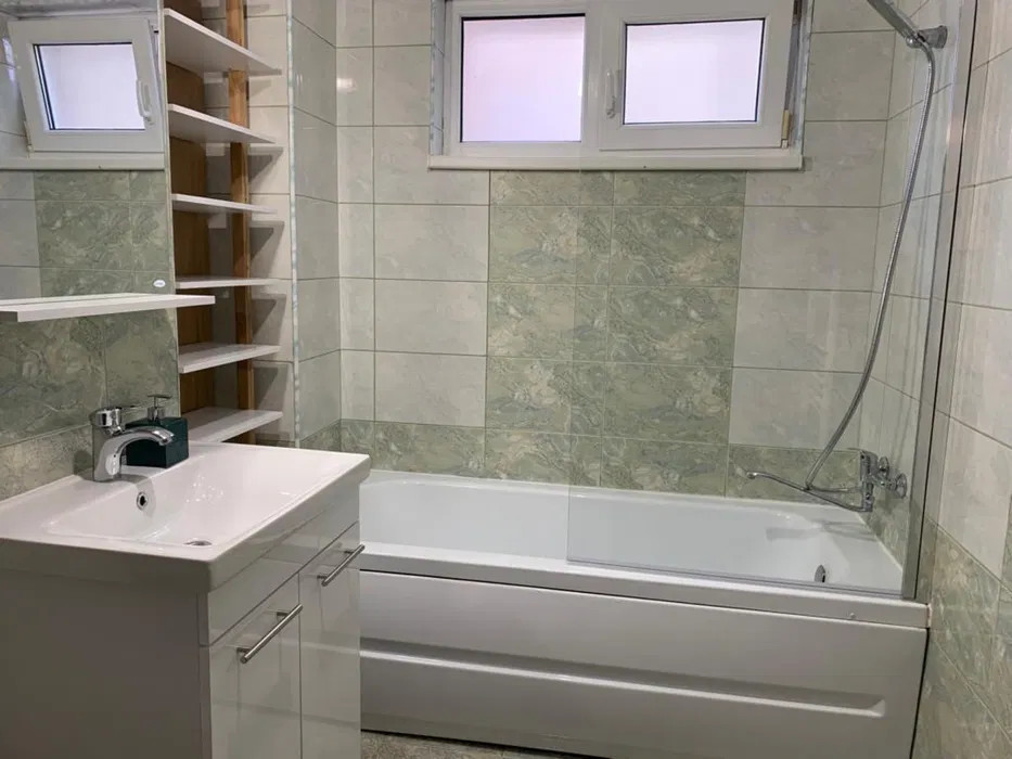 Apartament de 2 camere, 45mp, 2 balcoane, etaj intermediar, zona Centrala