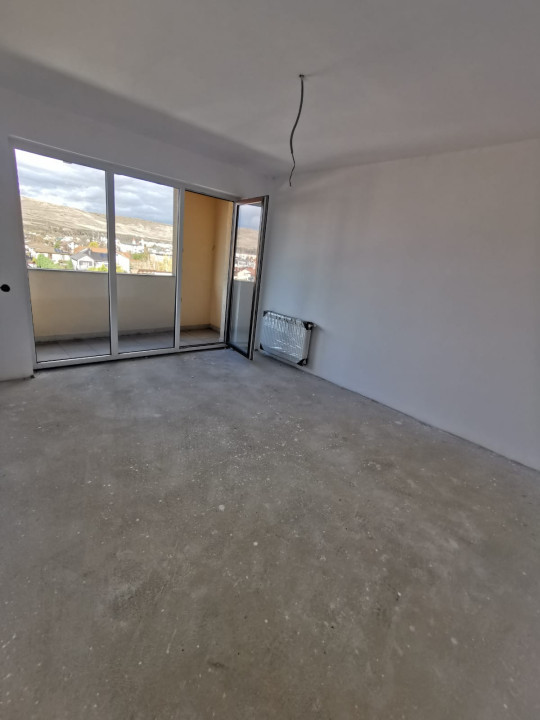 Apartament 3 camere, 57 MP,  semifinisat, parcare, zona Florilor