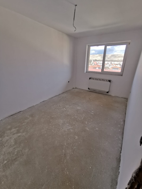 Apartament 3 camere, 57 MP,  semifinisat, parcare, zona Florilor