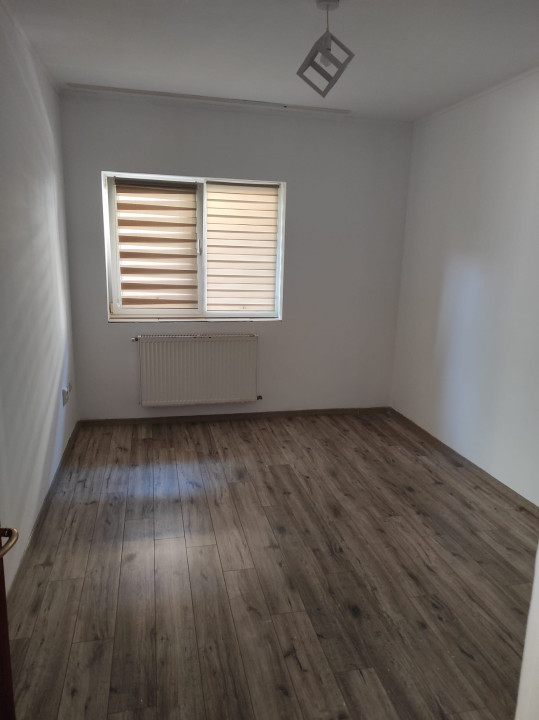 apartament de 3 camere.zona Sub cetate,cu parcare inclusa