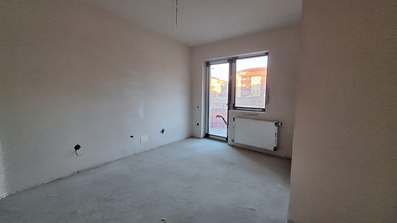 Apartament de 3 camere, 2 bai, 2 balcoane, parcare subterana, zona Sub Cetate