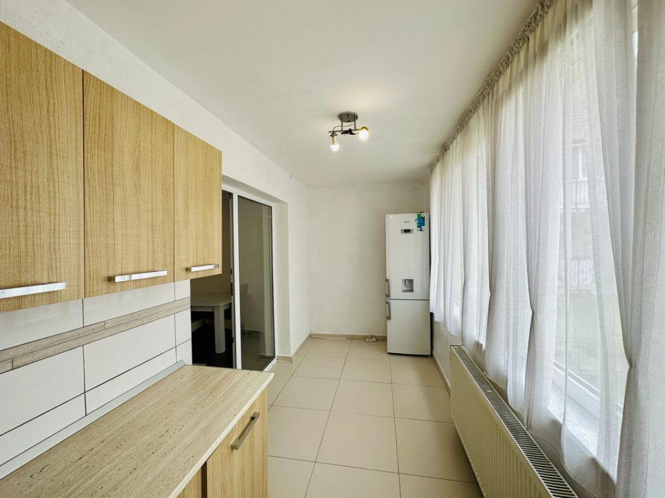 Apartament de 3 camere, loc de parcare, zona Porii