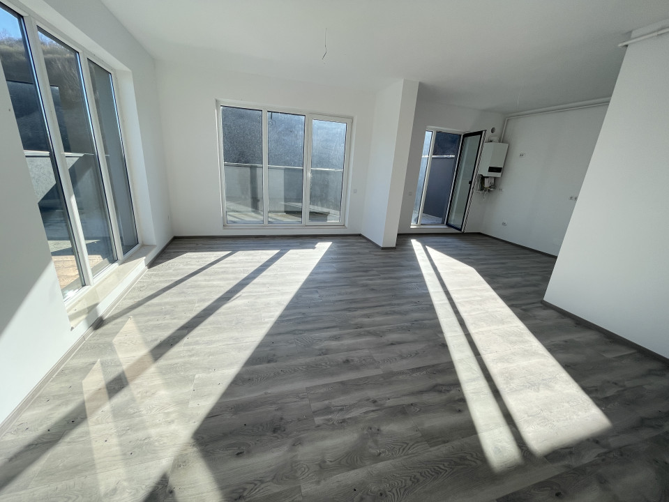 Apartament de 3 camere, 77 mp, 67 mp terasa, parcare, Zona Teilor