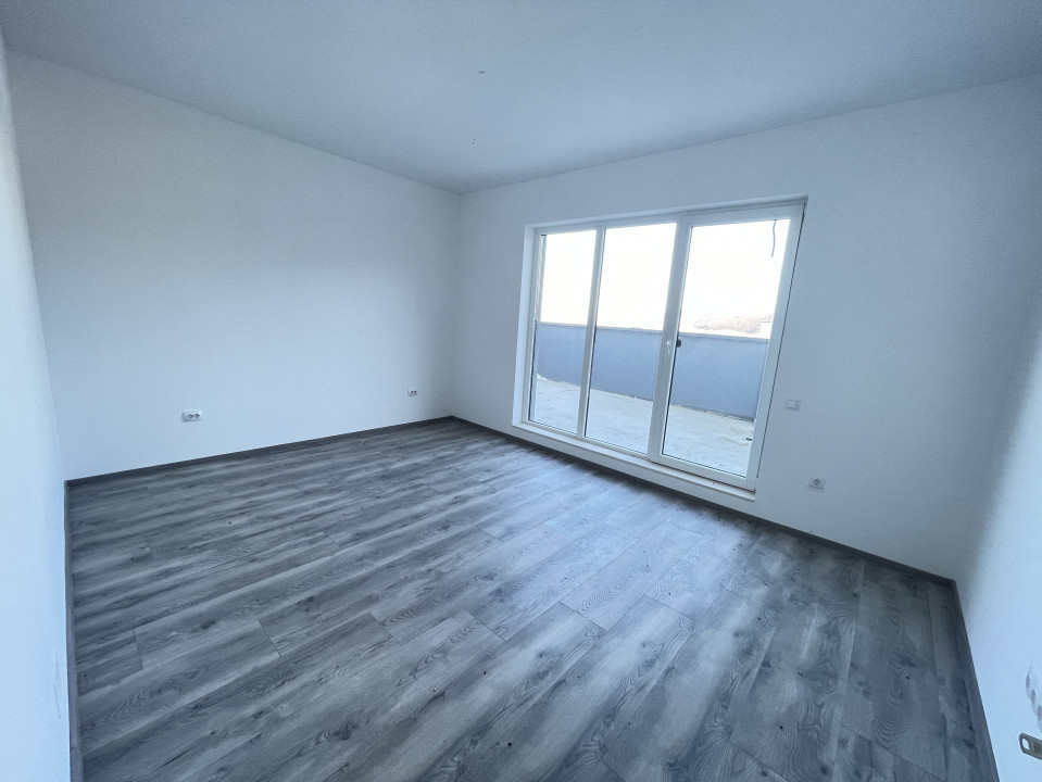 Apartament de 3 camere, 77 mp, 67 mp terasa, parcare, Zona Teilor