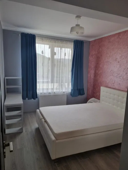 Apartament cu 3 camere, terasa de 25 mp, parcare, zona Razoare