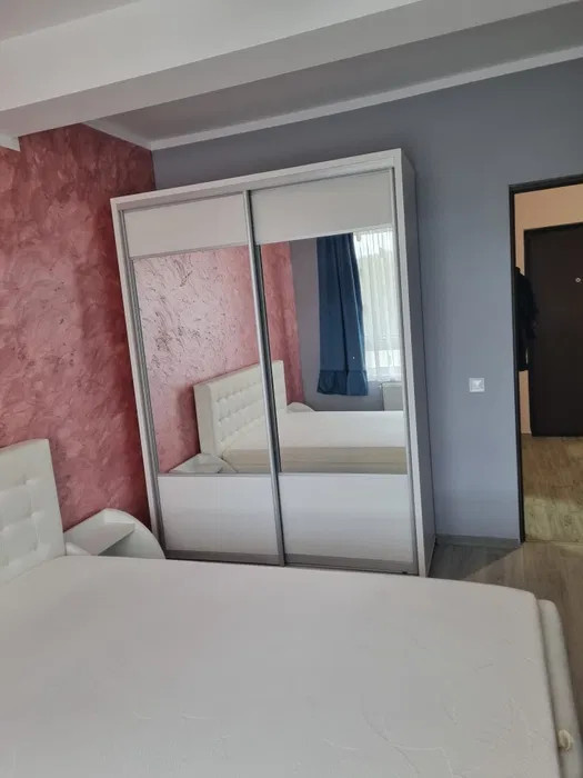 Apartament cu 3 camere, terasa de 25 mp, parcare, zona Razoare