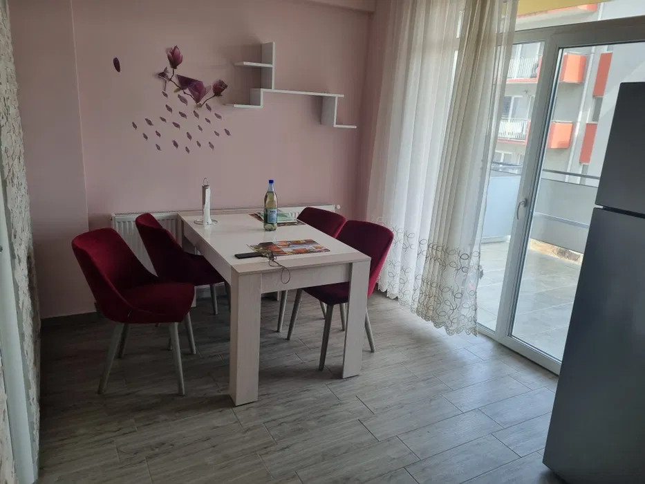 Apartament cu 3 camere, terasa de 25 mp, parcare, zona Razoare