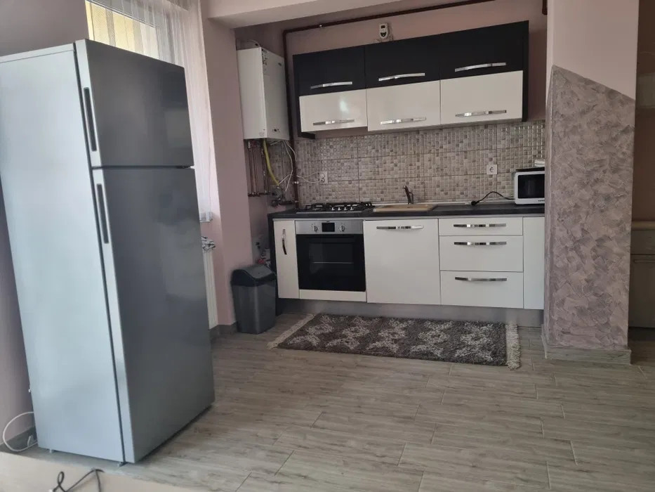 Apartament cu 3 camere, terasa de 25 mp, parcare, zona Razoare