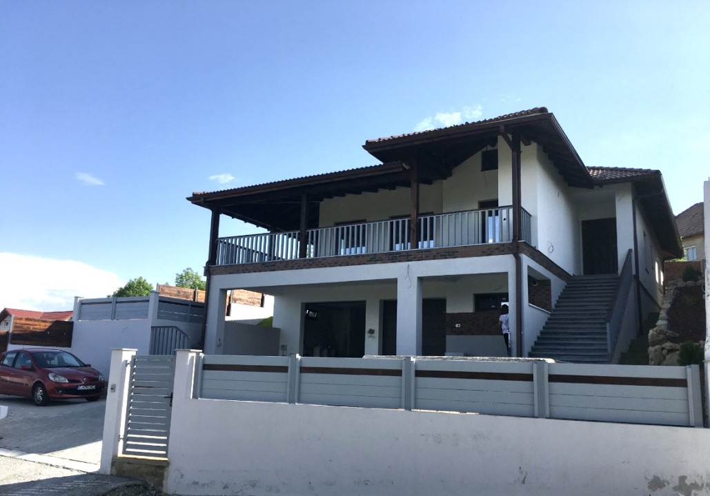 Casa/Vila de vanzare, teren 738 mp, 2 garaje subterane, 2 parcari, Feleac/Cluj 