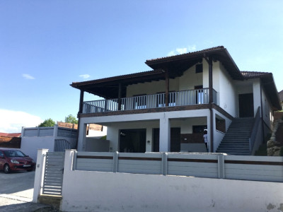 Casa/Vila de vanzare, teren 738 mp, 2 garaje subterane, 2 parcari, Feleac/Cluj 