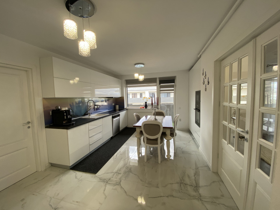 Penthouse ultramodern , terasa 42 mp ,2 garaje subterane , buncăr , lift