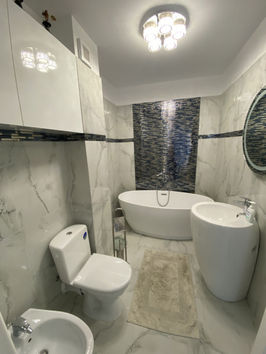 Penthouse ultramodern , terasa 42 mp ,2 garaje subterane , buncăr , lift