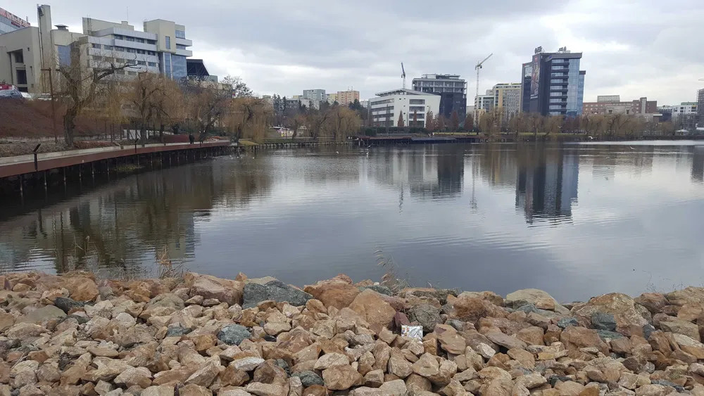 Garsonieră cu vedere la lac