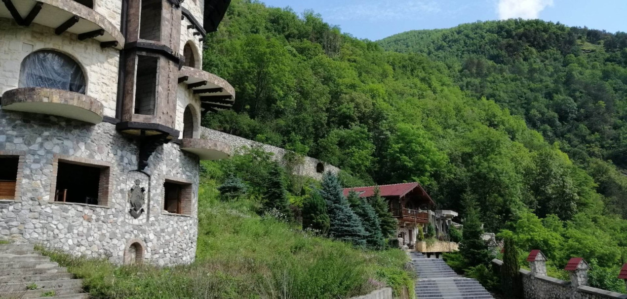 Complex turistic unicat , Zona Valea Ariesului