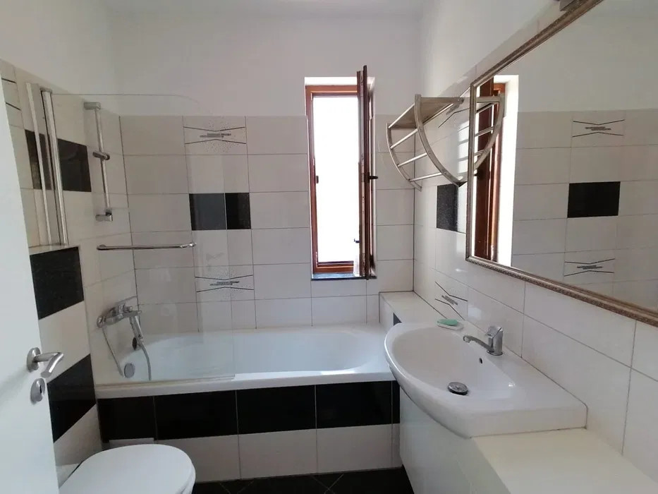 Apartament cu 3 camere, 68 mp, balcon, etajul 1, zona Urusagului