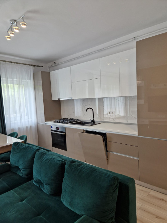 Apartament de 2 camere ultra lux, 53 mp, balcon 8 mp, zona Teilor