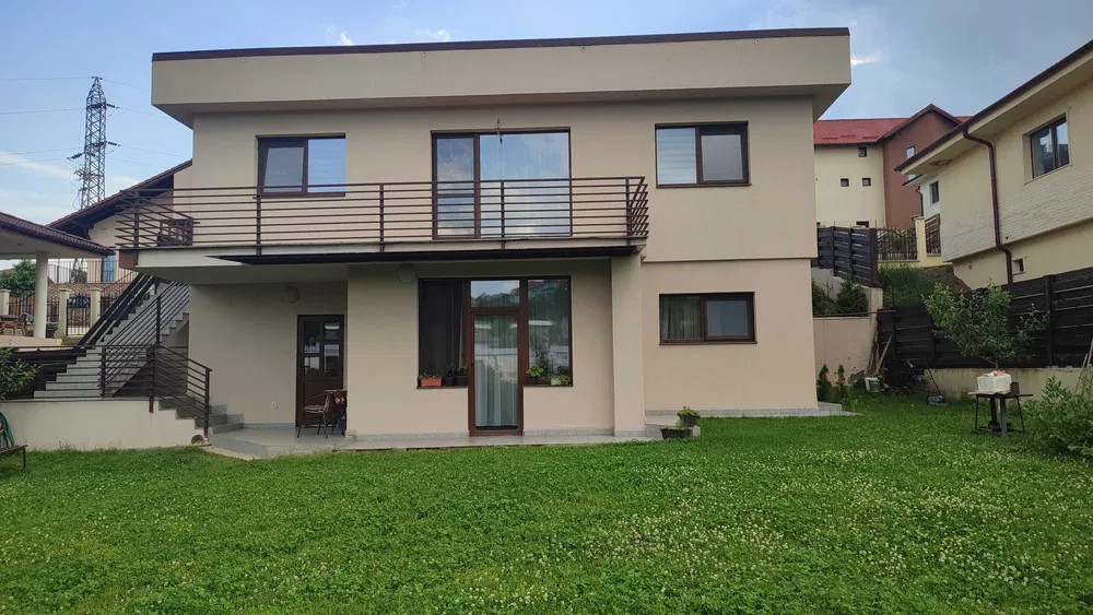 Casa de vanzare cu 7 camere , Calea Baciului situata intr-o zona linistita