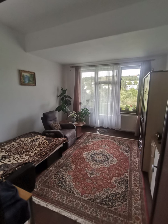 Casa de vanzare cu 7 camere , Calea Baciului situata intr-o zona linistita