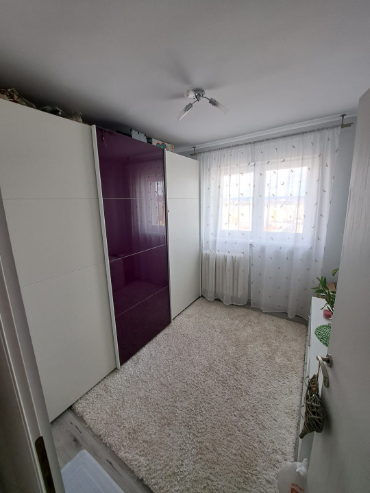 apartament cu 4 camere,2 bai,boxa si parcare