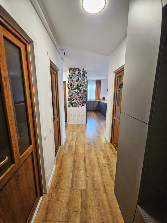 Apartament cu 3 camere, 72 mp, 2 parcari, 2 balcoane, zona Stejarului