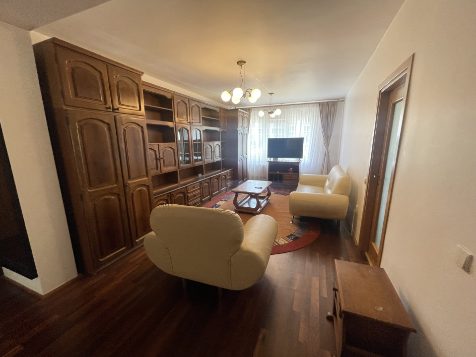 Apartament cu 4 camere de vanzare, 98 mp, zona Andrei Muresan 