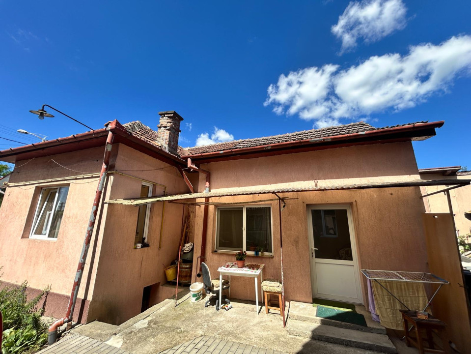 Casa cu gradina Dambul Rotund 2 camere+ bucatarie , 194mp teren liber 