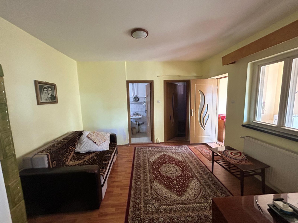 Casa cu gradina Dambul Rotund 2 camere+ bucatarie , 194mp teren liber 