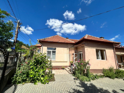 Casa cu gradina Dambul Rotund 2 camere+ bucatarie , 194mp teren liber 