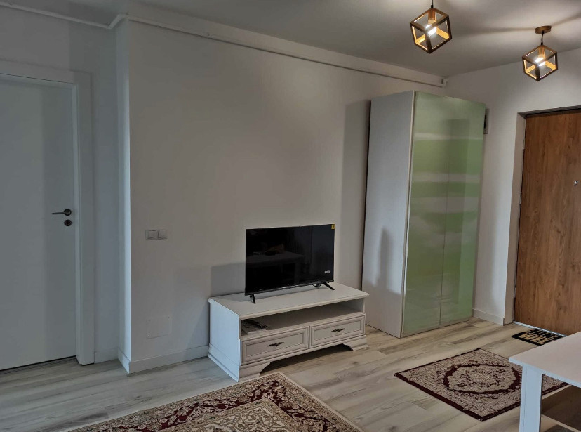 Apartament de 3 camere, semidecomandat, zona Frunzisului 