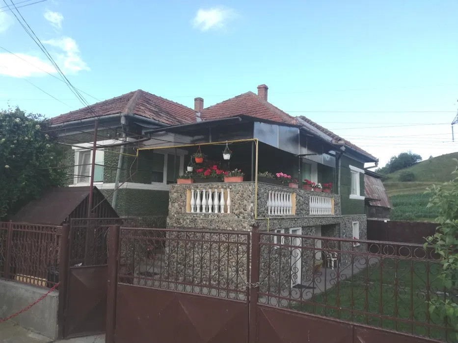 Casa cu 4 camere si gradina 1000mp in Corusu 