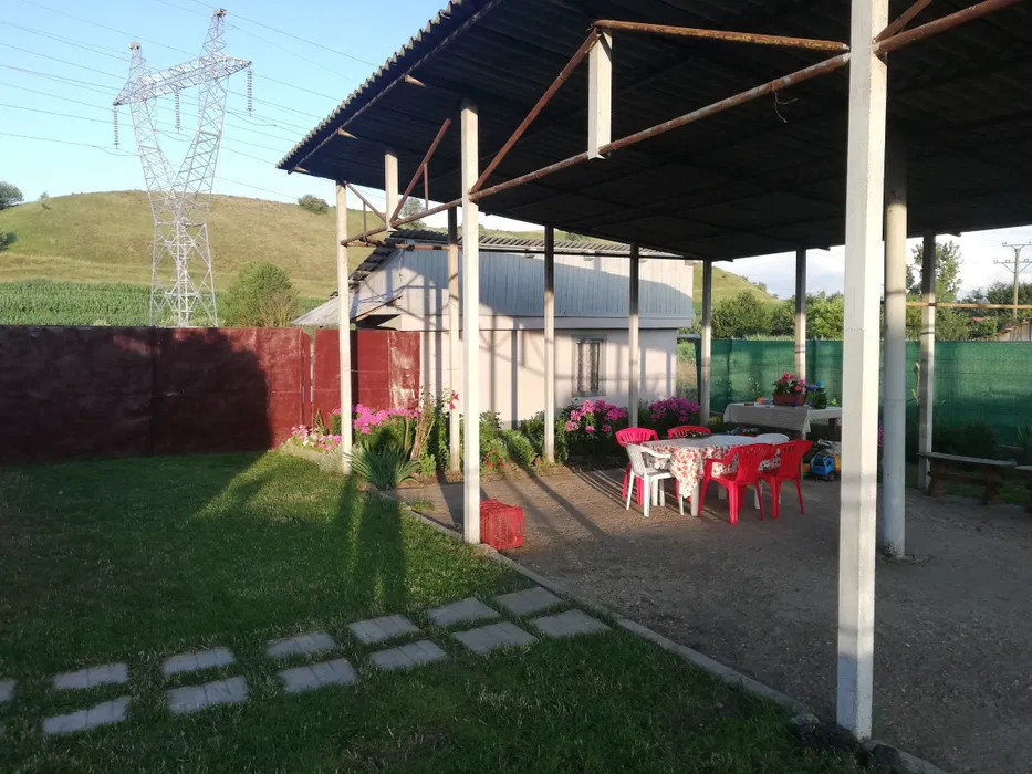 Casa cu 4 camere si gradina 1000mp in Corusu 