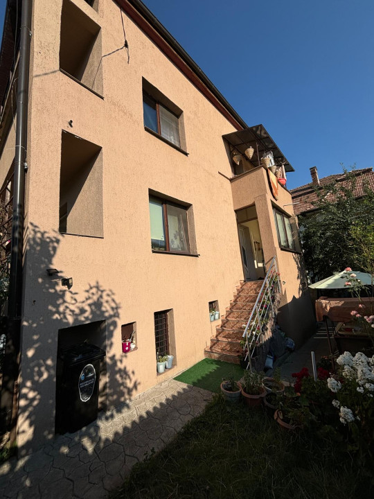 Casa cu 5 Camere ,Suprafata 200mp,zona Intre Lacuri