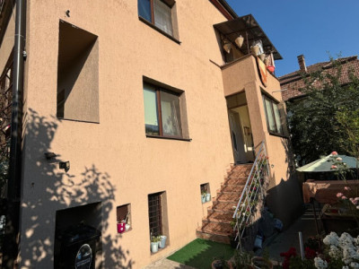 Casa cu 5 Camere ,Suprafata 200mp,zona Intre Lacuri