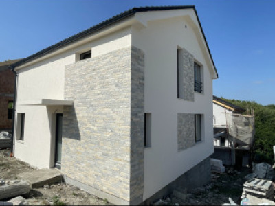 Casa de vanzare cu 4 camere, suprafata utila de 120 mp. Dezmir 