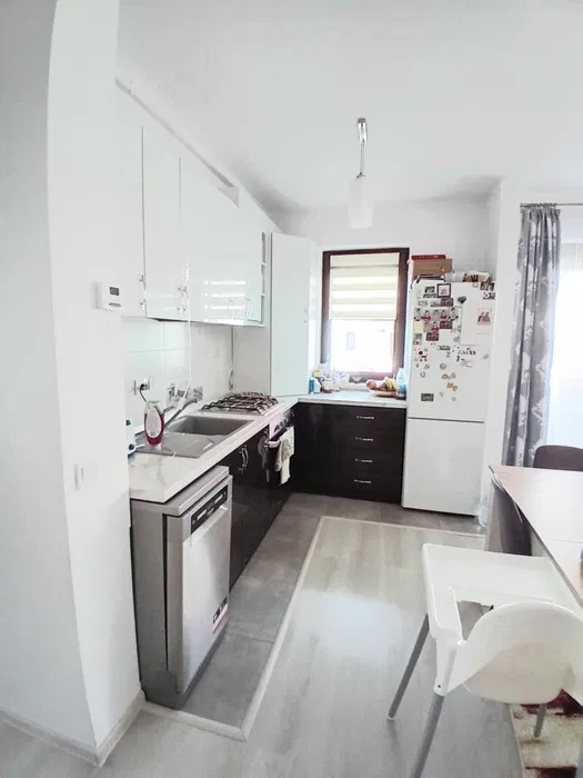 Apartament cu 3 camere, 65 mp, parcare, boxa, zona Sub Cetate